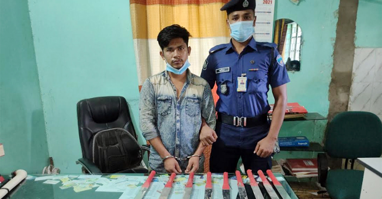 নোয়াখালীতে অস্ত্রসহ একাধিক মামলার আসামি গ্রেফতার