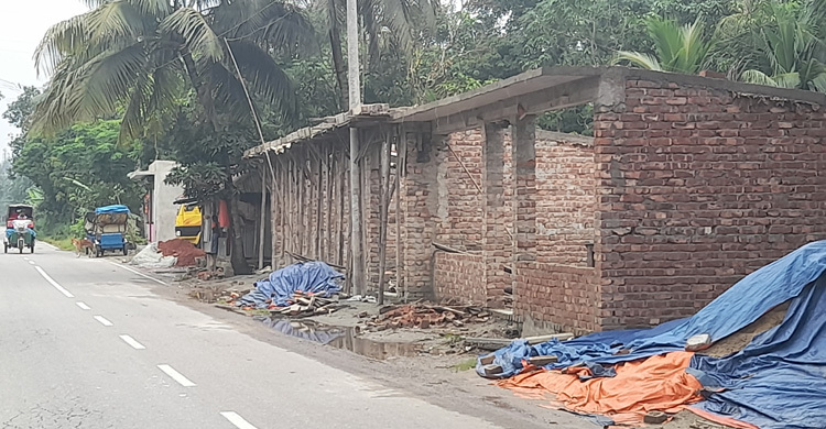 নোয়াখালীতে সওজের জমি দখল করে দোকান নির্মাণের অভিযোগ