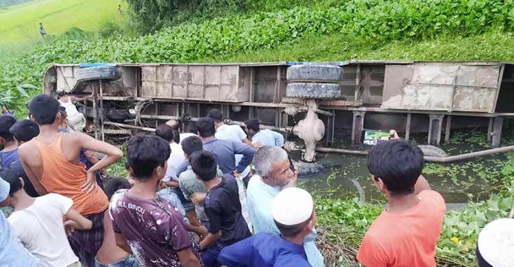 নোয়াখালীতে নিয়ন্ত্রণ হারিয়ে যাত্রীবাহী বাস খাদে, আহত ২৫