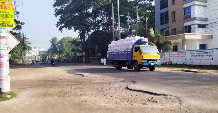 নোয়াখালীতে রাস্তায় গাড়ি নেই, নিরুপায় যাত্রীরা