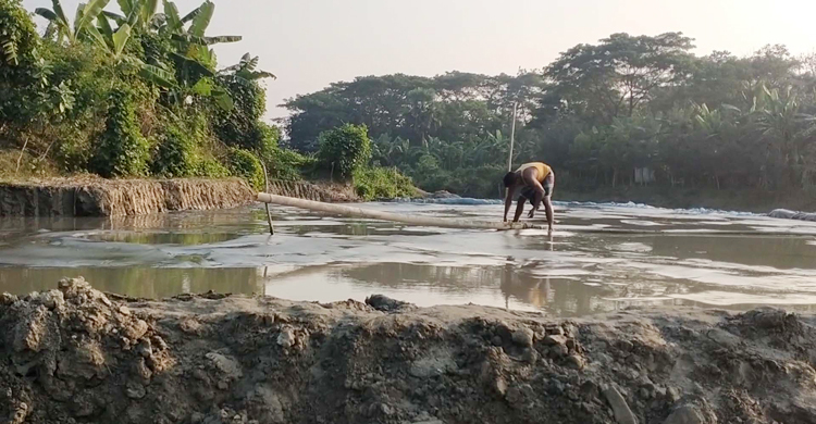 নোয়াখালীতে অবৈধভাবে বালু উত্তোলন, নীরব প্রশাসন