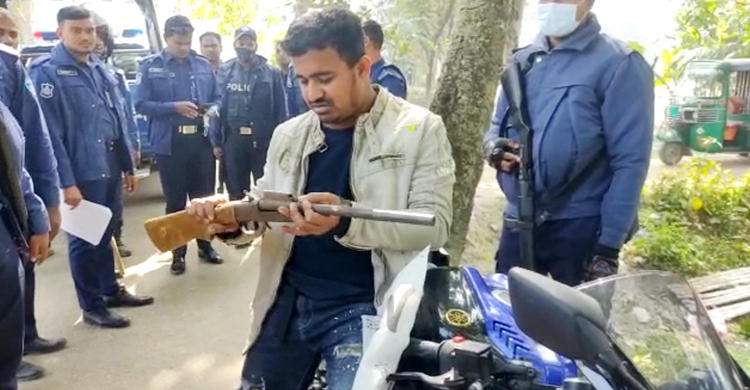 ভোটকেন্দ্রে অস্ত্রসহ যুবক আটক