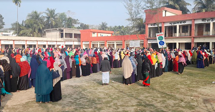 শীত উপেক্ষা করে নোয়াখালীতে নারী ভোটারদের দীর্ঘ সারি