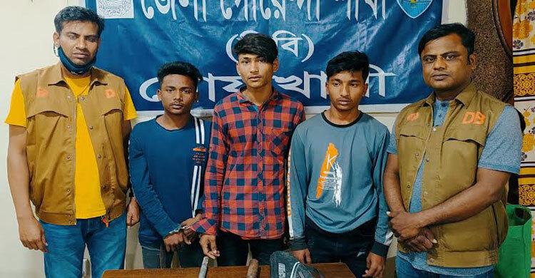 নোয়াখালীতে দেশীয় অস্ত্রসহ কিশোর গ্যাংয়ের ৩ সদস্য গ্রেফতার