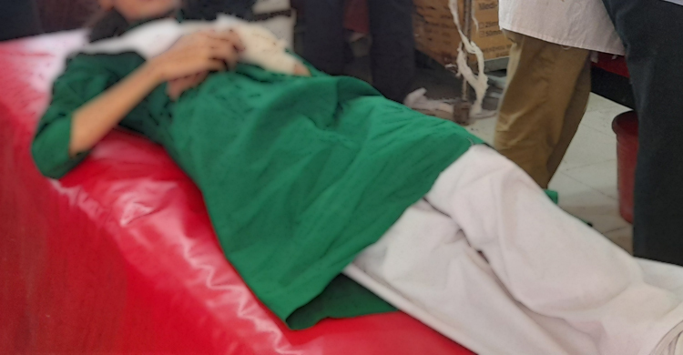 নোয়াখালীতে দুর্বৃত্তের ছুরিকাঘাতে স্কুলছাত্রী আহত