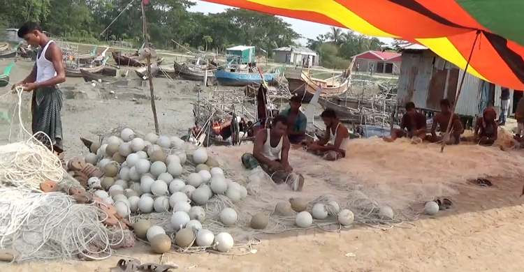 সরকারি নিষেধাজ্ঞায় নোয়াখালীতে জেলেদের দুর্দিন