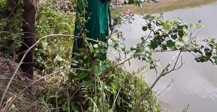 পুকুরের পাশে মায়ের ঝুলন্ত লাশ, পানিতে শিশু সন্তানের