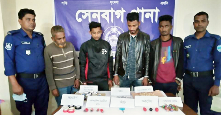 নোয়াখালীতে ককটেল তৈরির সরঞ্জামসহ আটক ৪