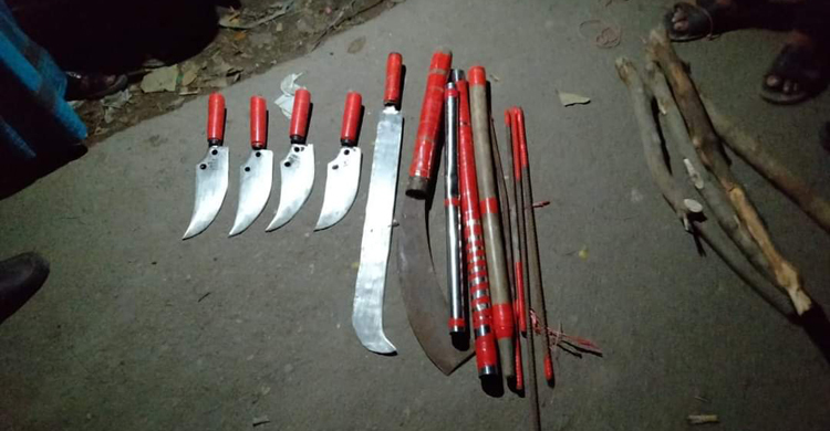 নির্বাচনের আগের দিন মিললো বস্তাভর্তি অস্ত্র