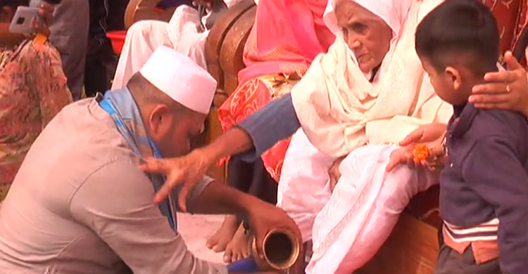 ভোটারদের পা ধুয়ে সম্মান জানালেন পরাজিত প্রার্থী
