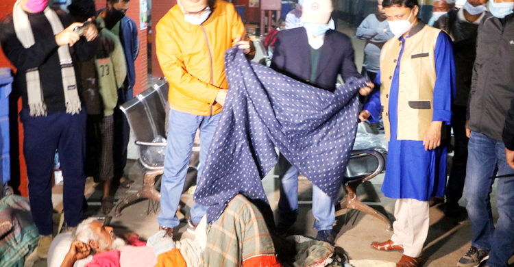 বিজয় দিবসের রাতে ছিন্নমূলদের মাঝে পুলিশ সুপারের শীতবস্ত্র বিতরণ