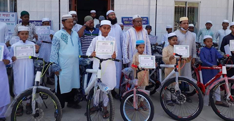 নিয়মিত নামাজ পড়ে সাইকেল পেল ৪৩ শিশু-কিশোর