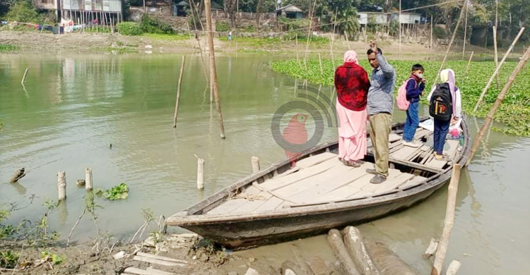 কুমার নদ পারাপারে ভরসা শুধু নৌকা