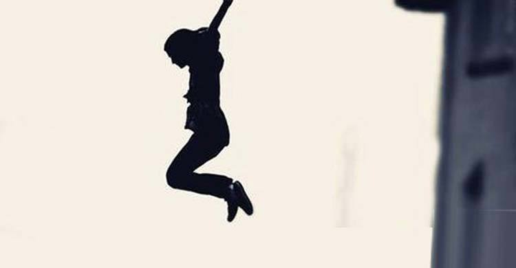 সেতুর রেলিং থেকে লাফ দিলেন নারী