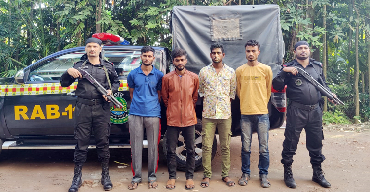 নোয়াখালীতে অস্ত্রসহ ৪ যুবক আটক