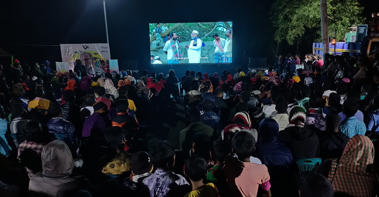 মুক্তির আগে ‘নোনা জলের কাব্য’ দেখলেন গঙ্গামতি গ্রামের জেলেরা