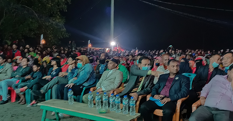 মুক্তির আগে &lsquo;নোনা জলের কাব্য&rsquo; দেখলেন গঙ্গামতি গ্রামের জেলেরা