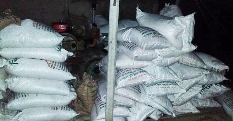 সাবেক ইউপি সদস্যের বাড়িতে বিপুল পরিমাণ সরকারি সার-বীজ