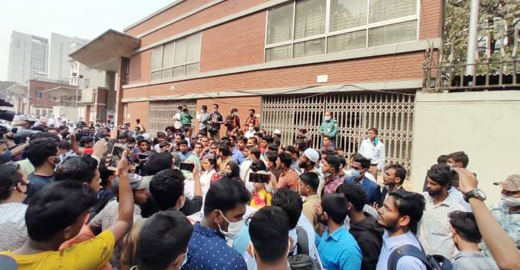 শিক্ষাপ্রতিষ্ঠান খোলার দাবিতে সচিবালয়ের গেটে নুরের সমাবেশ