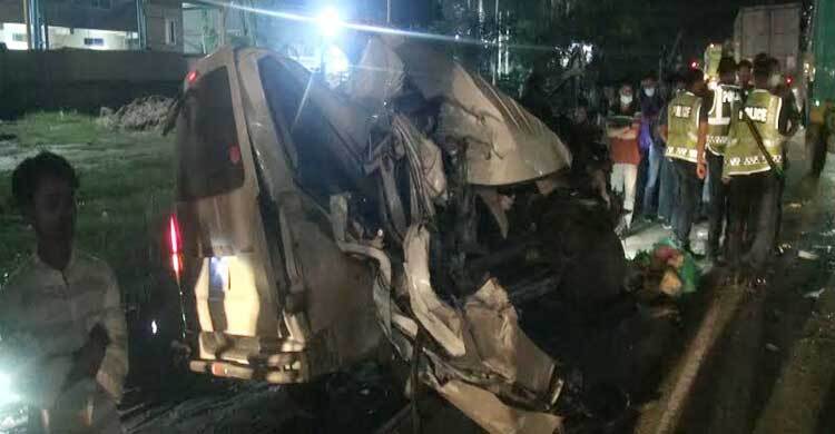 নরসিংদীতে ট্রাক-মাইক্রোবাস সংঘর্ষে শিশুসহ নিহত ৪
