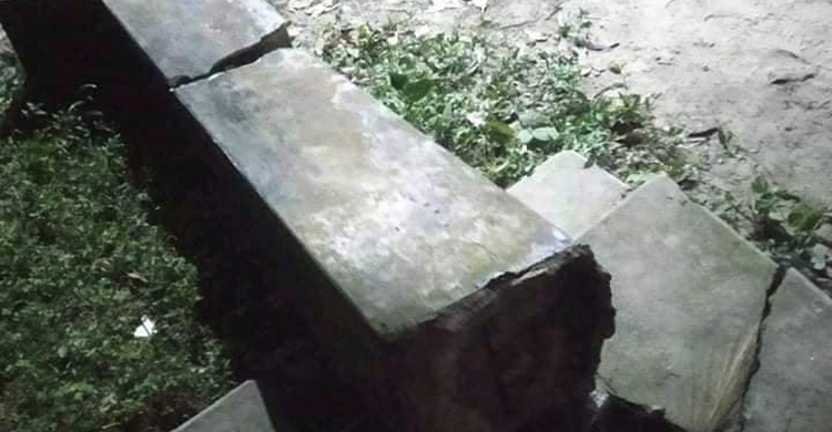 শহীদ মিনার ধসে মারা গেলো আড়াই বছরের শিশু