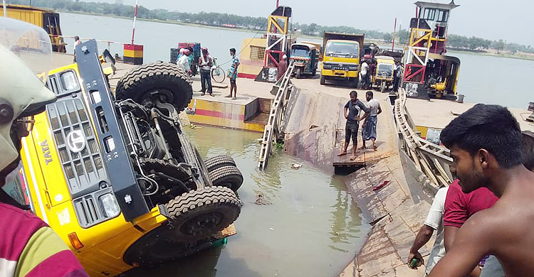 পাথরবোঝাই ট্রাক ওঠায় ভেঙে পড়ল বেইলি ব্রিজ