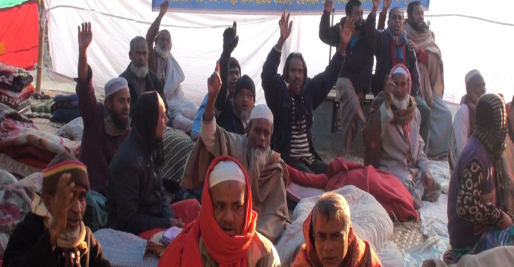 শীত উপেক্ষা করে অনশনে পাটকল শ্রমিকরা, দুইজন হাসপাতালে