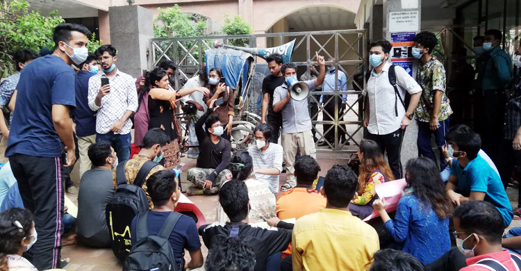 আন্দোলন থামাতে জরুরি সভায় নর্থ সাউথের উপাচার্য
