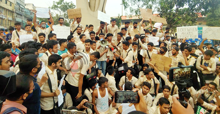 নটর ডেমের শিক্ষার্থীর মৃত্যুতে সড়ক অবরোধ করে সহপাঠীদের বিক্ষোভ