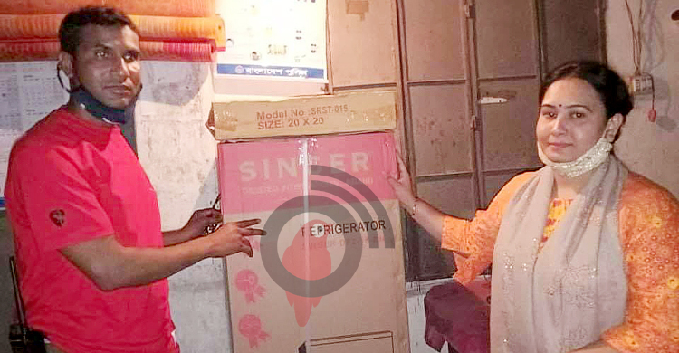 নাটোরে পুলিশ ফাঁড়িকে ফ্রিজ উপহার দিলেন চেয়ারম্যান প্রার্থী!