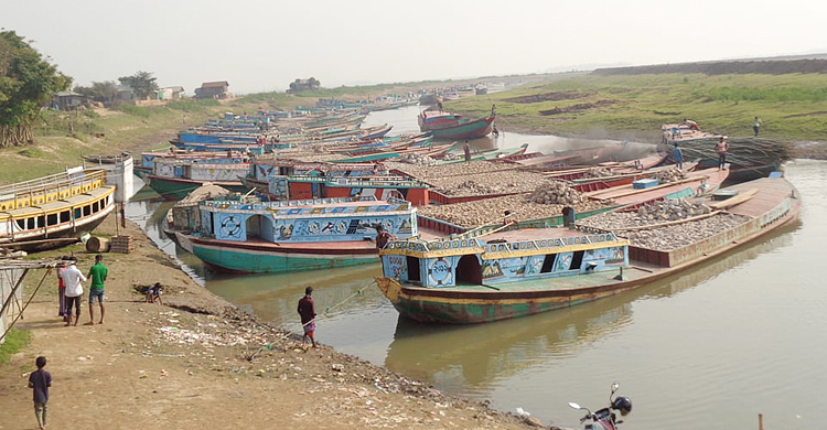 এক মাস পর খুলছে নৌজট, গন্তব্যে ফেরার অপেক্ষায় হাজারো নৌযান