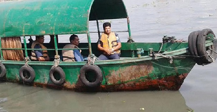 ইলিশের ট্রলার দিয়ে ঘেরাও করে পুলিশের স্পিডবোটে হামলা