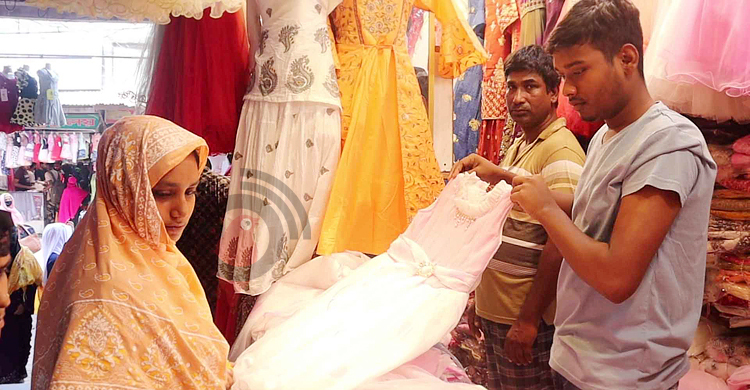 সারারা-কাঁচাবাদামে জমেছে নওগাঁর ঈদবাজার