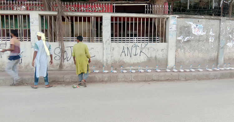 রাস্তার পাশে সাজানো ছিল ‘রূপসী নওগাঁর’ ইফতার