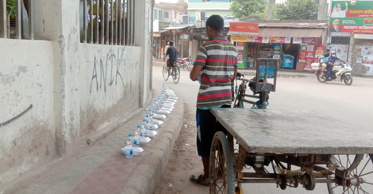 রাস্তার পাশে সাজানো ছিল &lsquo;রূপসী নওগাঁর&rsquo; ইফতার
