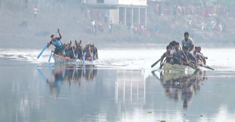 বিজয় দিবসে নৌকা বাইচ