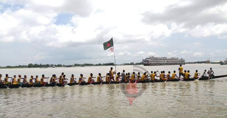 জনসভায় আসা মানুষদের আনন্দ দিতে পদ্মায় নৌকাবাইচ