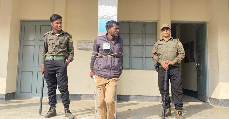 পোলিং এজেন্টকে পিলারে বেঁধে রাখলেন নির্বাচন কর্মকর্তা