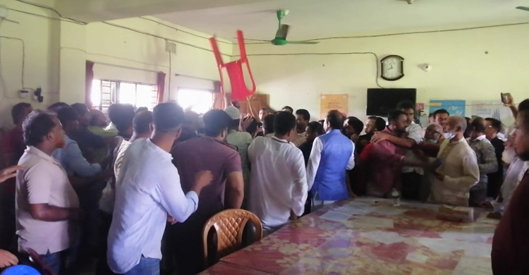 নোয়াখালীতে এমপির উপস্থিতিতে দুই গ্রুপের সংঘর্ষ, সম্মেলন স্থগিত