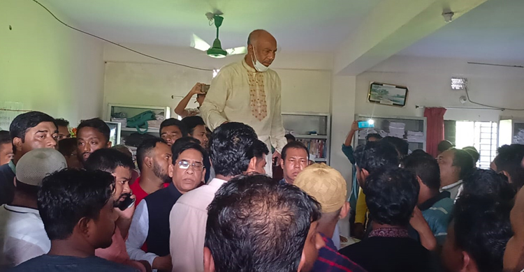 নোয়াখালীতে এমপির উপস্থিতিতে দুই গ্রুপের সংঘর্ষ, সম্মেলন স্থগিত