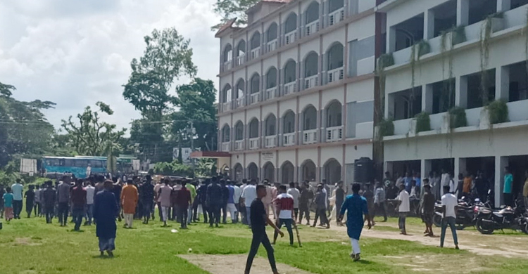 নোয়াখালীতে এমপির উপস্থিতিতে দুই গ্রুপের সংঘর্ষ, সম্মেলন স্থগিত