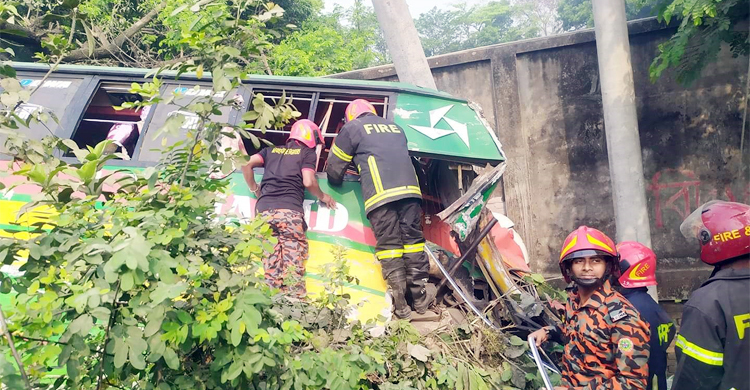 দুই বাসের সংঘর্ষে প্রাণ গেল চালকের
