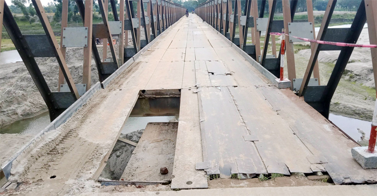 কিশোরগঞ্জে বেইলি ব্রিজের পাটাতন ভেঙে ভারী যান চলাচল বন্ধ