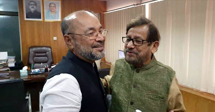 পা ছুঁয়ে সালাম করতেই এনামুরকে বুকে টেনে নিলেন নূর