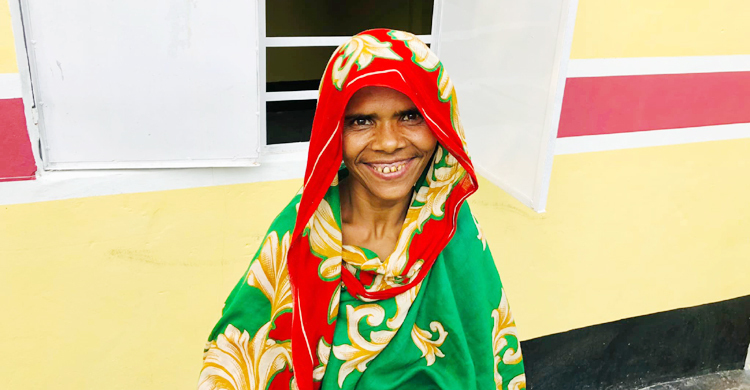 উপহারের ঘর পেয়ে নুরজাহানের হাসি