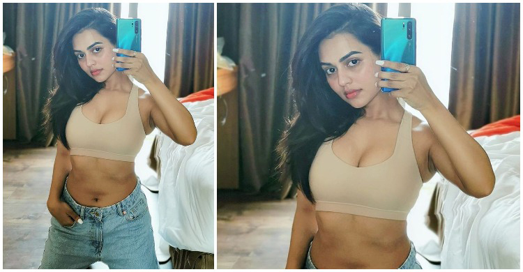 সেলফিতে মাতিয়ে দিলেন নুসরাত ফারিয়া