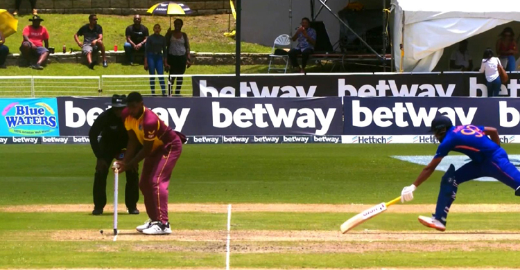 অশ্বিনকে রানআউট না করে বল নিয়ে দাঁড়িয়ে রইলেন ক্যারিবীয় পেসার