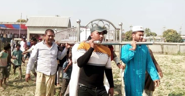 পুলিশের ওসির কাঁধে যৌনকর্মীর লাশ, নামলেন কবরেও