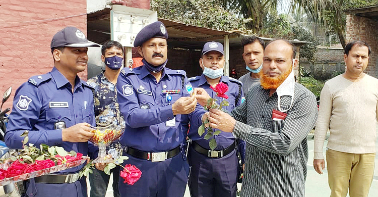 থানায় আসা সকলকে ফুল দিয়ে শুভেচ্ছা জানাচ্ছেন ওসি