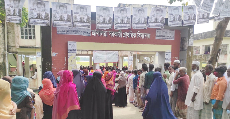 কক্সবাজারে উৎসবমুখর পরিবেশে ভোটগ্রহণ চলছে